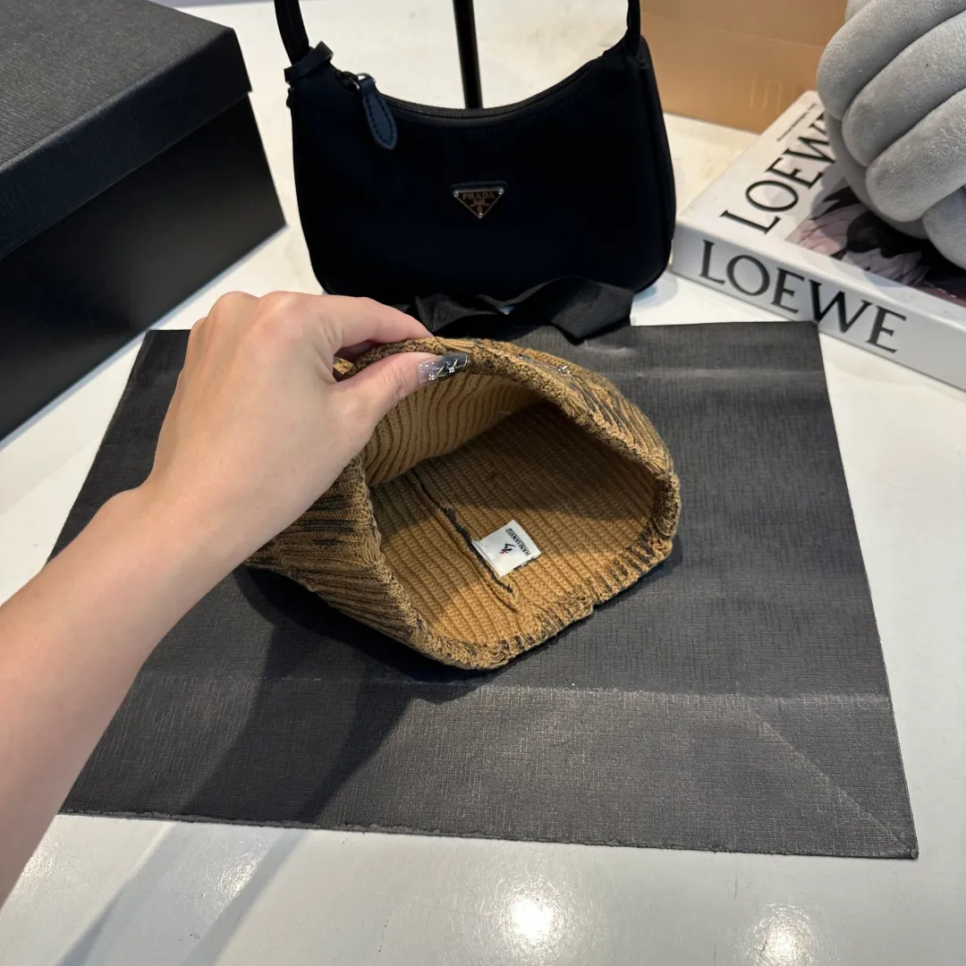 P60 Crow Heart Autumn and Winter Wool Knitted Beanie This must be the favorite of minimalism. It is clean, neat, fashionable and versatile, and will definitely not be picky about your face shape! A fashionable classic that lasts forever! Fashionable black and white can be purchased together
